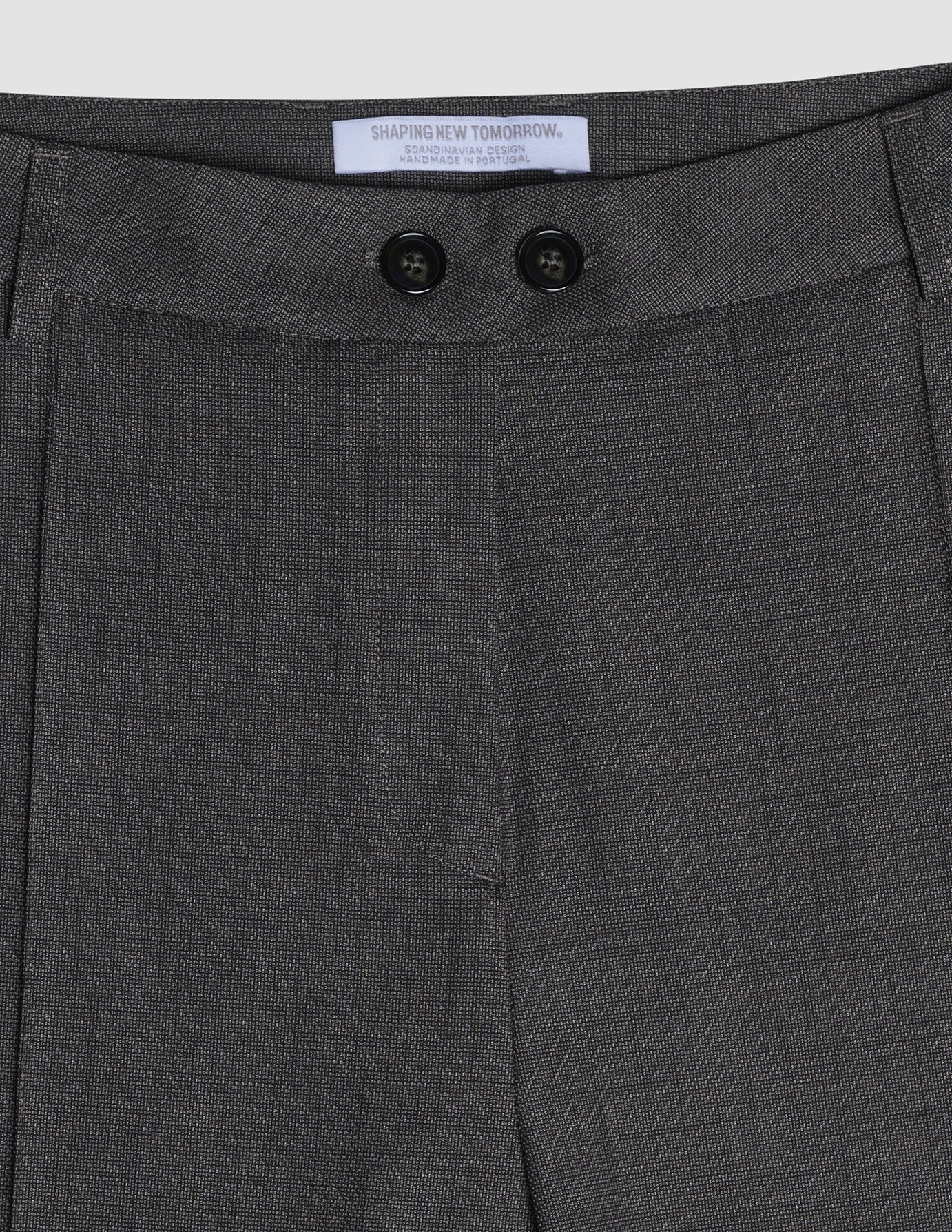 Nara Pants Straight i Cool Brown, detalje af linning og knapper forfra.